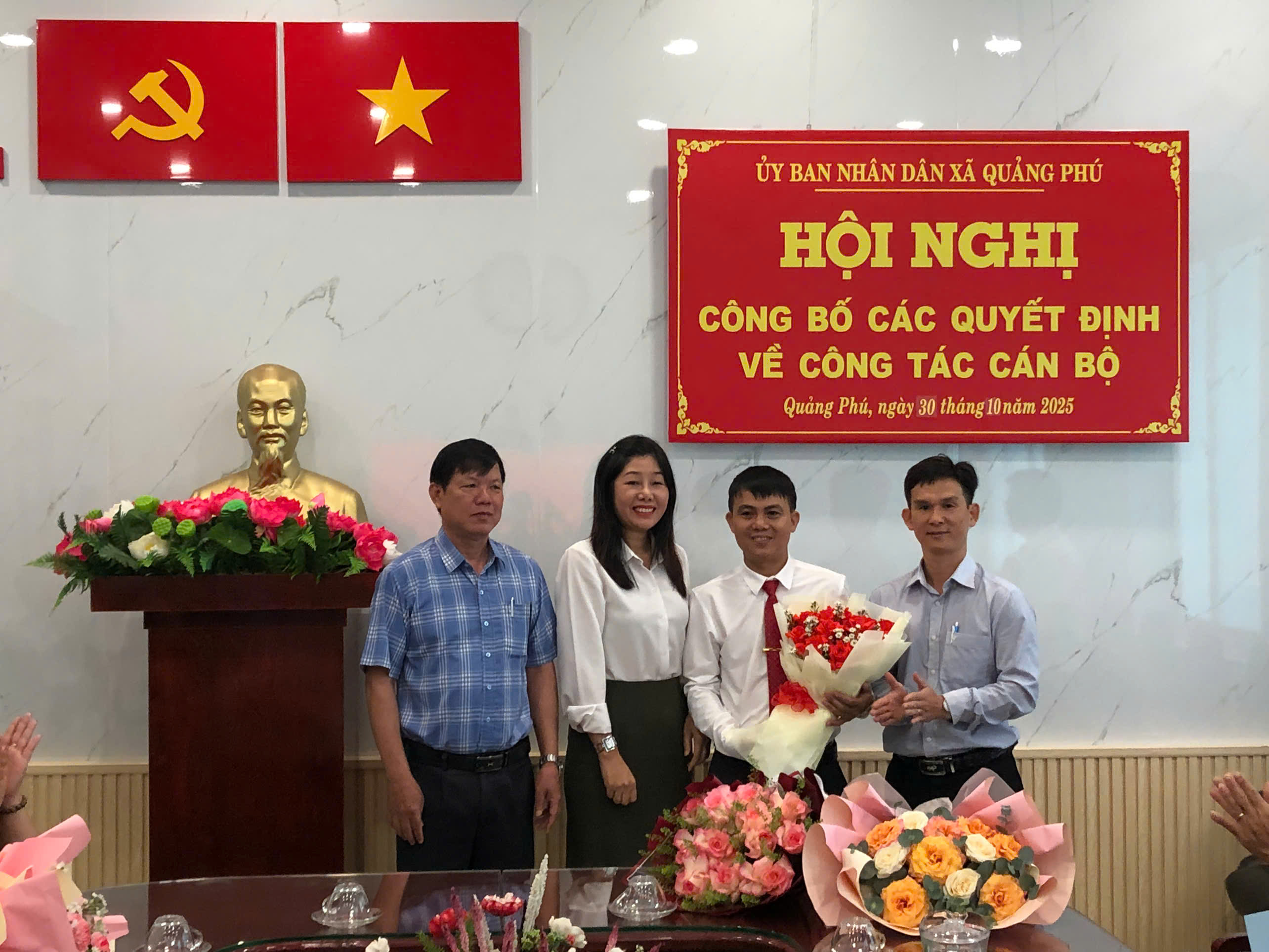 Ban giam hieu trường THCS Lương Thế Vinh tặng hoa chúc mừng